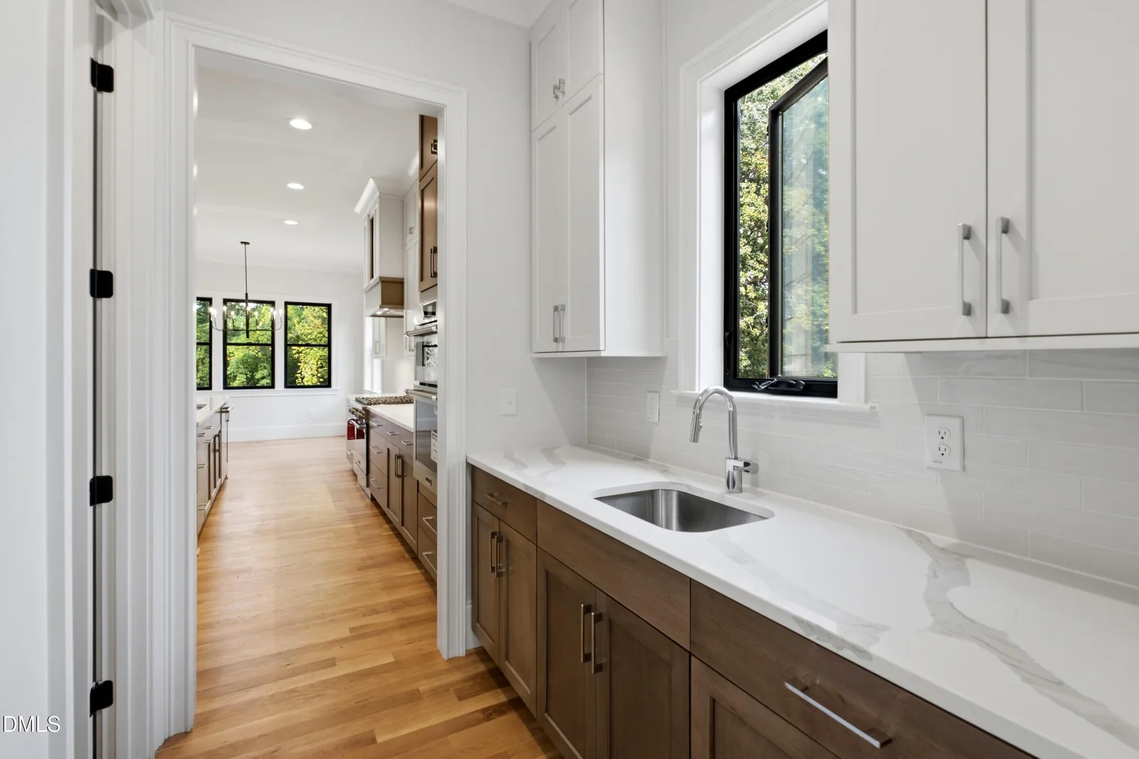 Butlers Pantry + Wet Bar